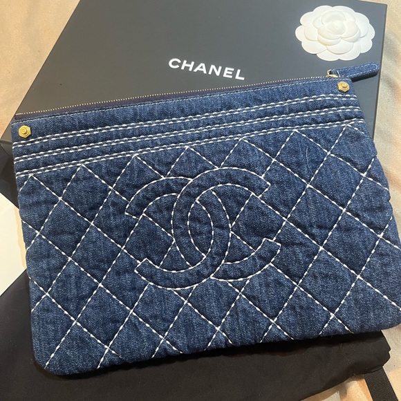 ❤️ CHANEL denim O case Clutch ❤️ - Picture 1 of 5